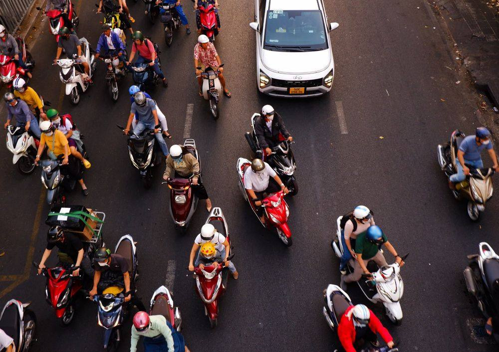 Une rue vue d'en haut, couverte de scooters : la photographie que l'atelier a portée à la taille d'une pleine page.